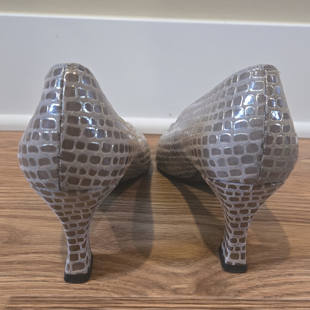 Stuart Weitzman Brown Gold Block Heel Shoes Pumps with Pebble Texture - Picture 4 of 7